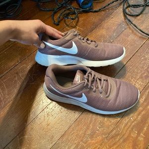 Nike Mauve Tennis Shoes